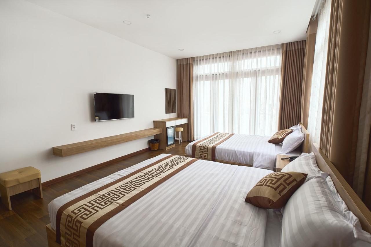 White House Hotel *